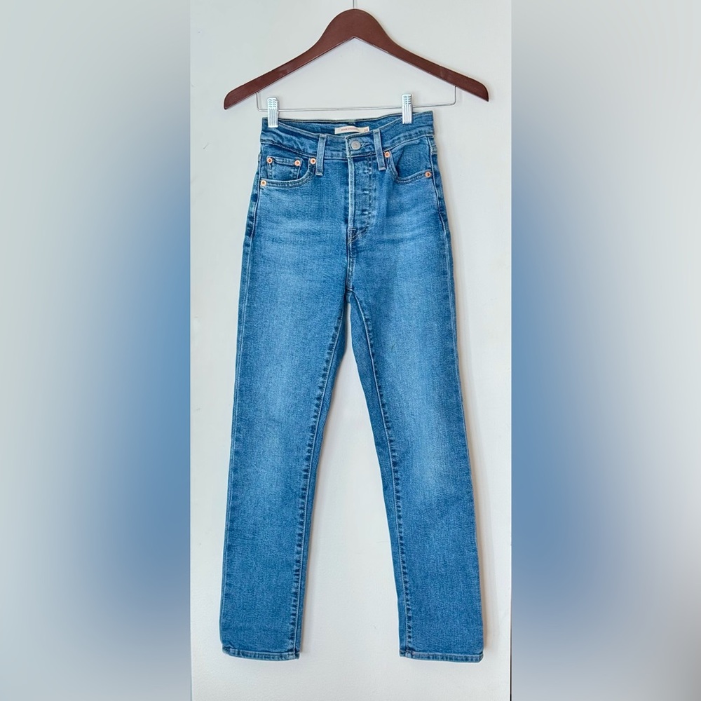 Levi’s Wedgie Straight leg denim. High rise. Size 24